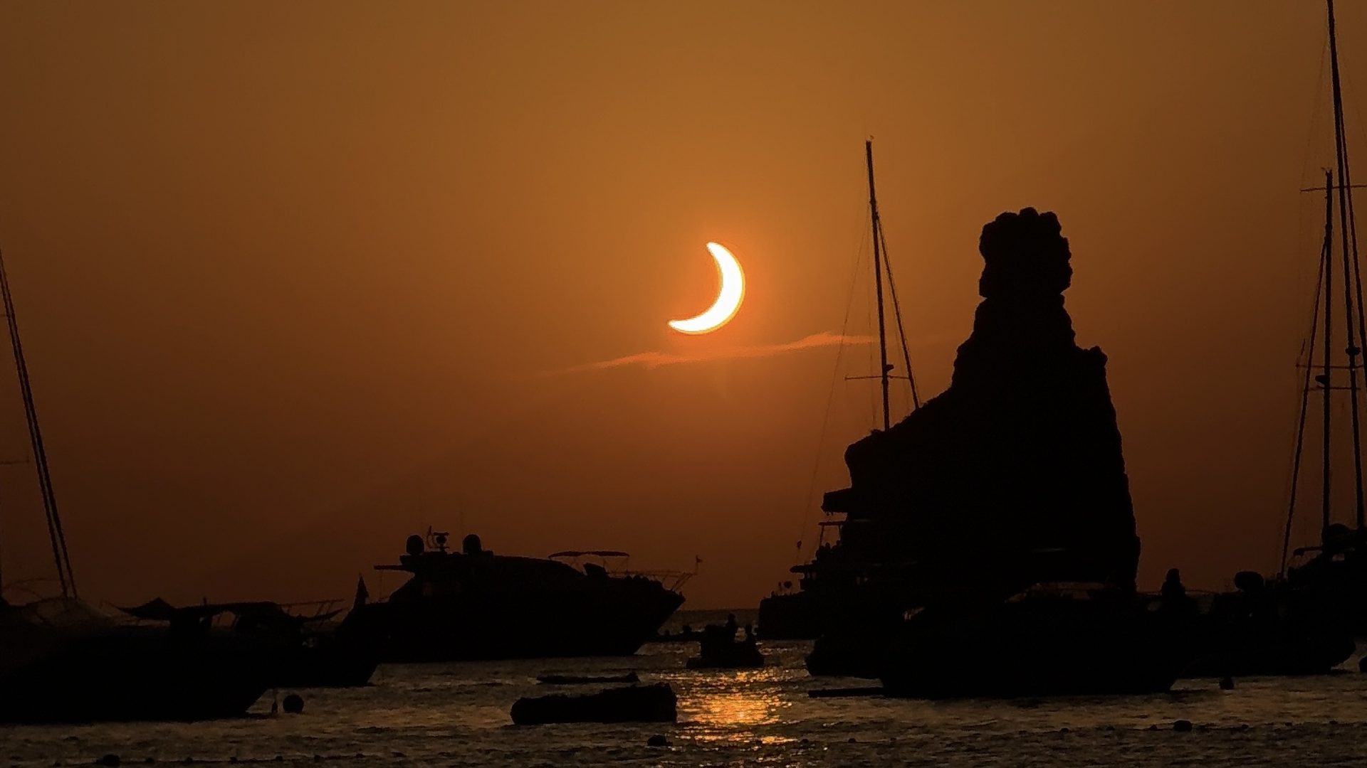 Le soleil éclipsé au-dessus de la mer